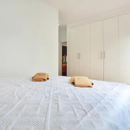 Willa Oliva, Private In