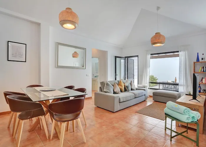 Vila Oliva, Private In *