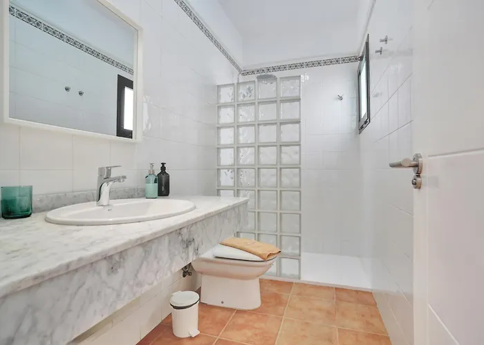 Vila Oliva, Private In *