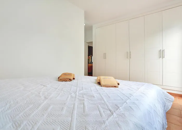 Vila Oliva, Private In